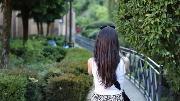 Egy Fiatal Kaukázusi Lány Fehér Felsőt Egy Hosszú Szoknyát Sétál — Stock videók