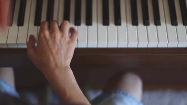 Mano Joven Caucásico Tocando Las Teclas Tocando Piano Con Notas — Vídeo de stock