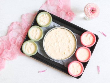 Adım 8. Peynirli yoğurulmuş yumurta hamuru, süt, rendelenmiş peynir ve fırın kabında dilimlenmiş pita ekmeği mermer bir masada, yakın plan. Ev yemeği kavramı, tembel achma..