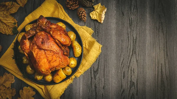 Sarı Bir Mutfak Peçetesinde Patatesli Tavuk Sağdaki Siyah Tahta Masada — Stok fotoğraf