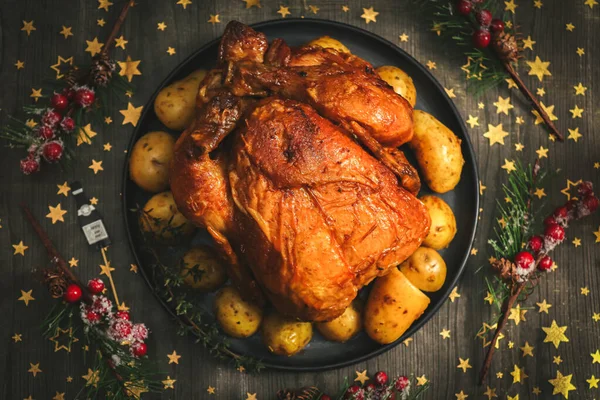 Heißes Huhn Mit Kartoffeln Einem Teller Und Einem Kranz Aus — Stockfoto