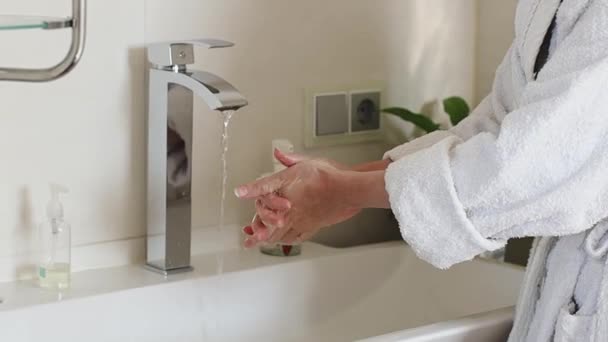Biała Młoda Kobieta Białym Szlafroku Myje Ręce Mydłem Łazience Widok — Wideo stockowe