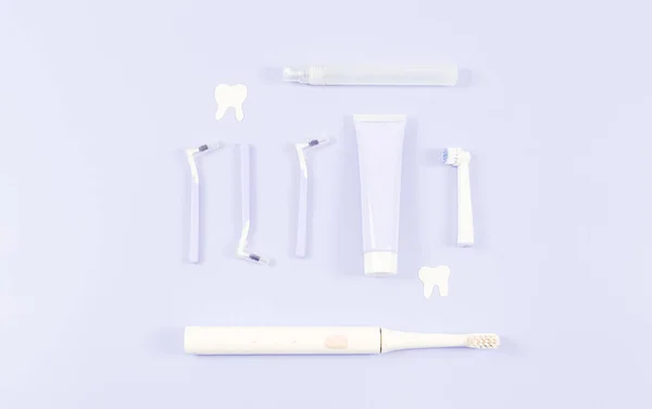 Conjunto Pequenas Escovas Dentes Pasta Dentes Uma Escova Dentes Elétrica — Fotografia de Stock