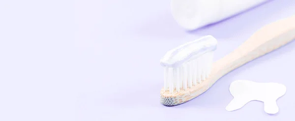 Οδοντόβουρτσα Μπαμπού Οδοντόκρεμα Και Χάρτινο Δόντι Στα Δεξιά Μαλακό Λιλά — Φωτογραφία Αρχείου