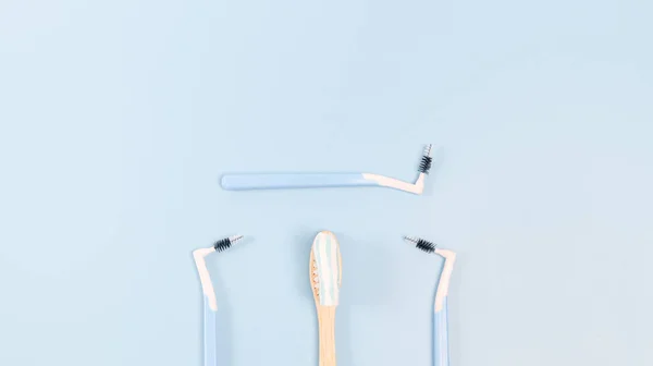 Bambu Tandborste Med Tandkräm Och Tre Små Tandborstar Mjuk Blå — Stockfoto