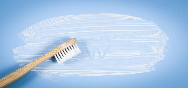 Οδοντόβουρτσα Μπαμπού Οδοντόπαστα Επίχρισμα Και Ένα Βαμμένο Δόντι Μαλακό Μπλε — Φωτογραφία Αρχείου