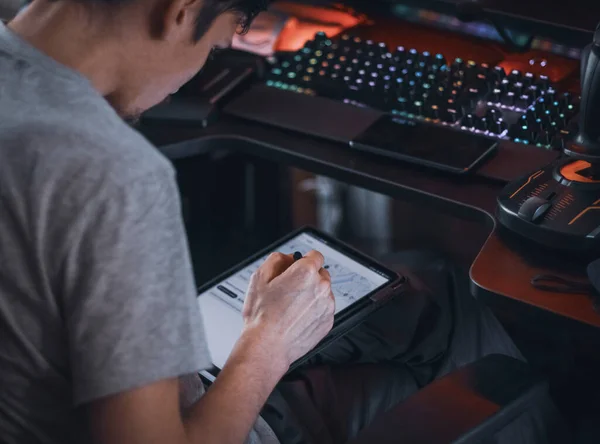 Ein Junger Kaukasier Grauen Shirt Sitzt Einem Arbeitsstuhl Und Blättert — Stockfoto