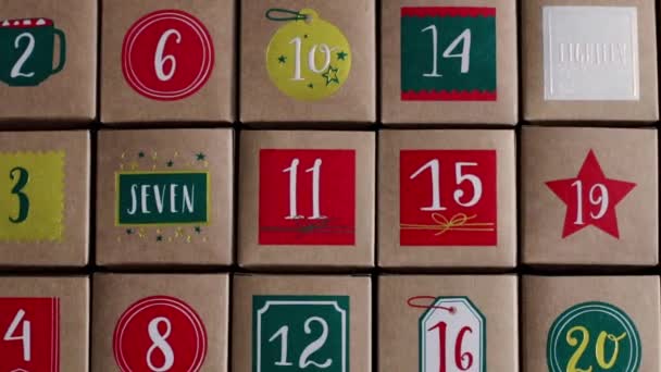 Bellissime Scatole Artigianato Calendario Dell Avvento Con Numeri Sul Tavolo — Video Stock