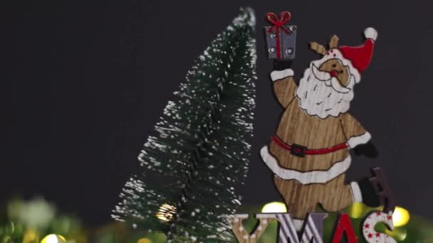Piękny Drewniany Wystrój Święty Mikołaj Choinką Prezent Ręku Ciemnym Tle — Wideo stockowe