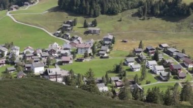 İsviçre 'nin Fronalpstock kentindeki bir yerleşim bölgesinin büyüleyici hava manzarası. Yan taraftan yavaş çekimde ve sola doğru iz sürüyor..
