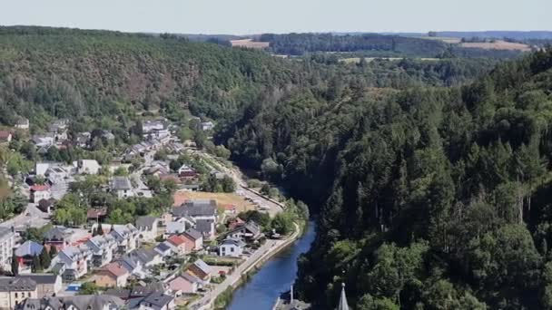 Krásný Výhled Krajinu Stromy Domy Řeku Výškou Hradu Vianden Lucemburku — Stock video
