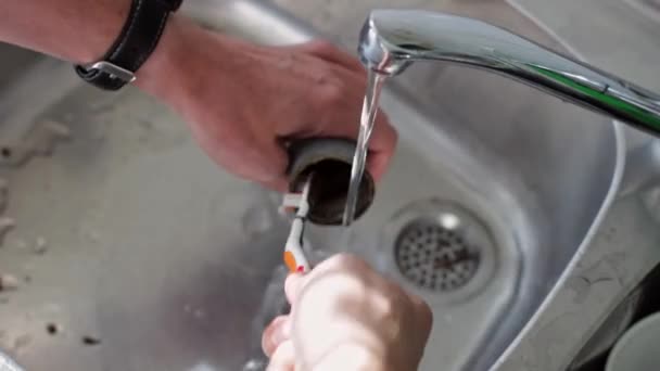 Χέρια Ενός Νεαρού Καυκάσιου Υδραυλικού Που Καθαρίζει Και Ξεπλένει Ένα — Αρχείο Βίντεο