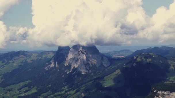 Krásná Fascinující Krajina Pohled Horami Bílé Mraky Obloze Švýcarsku Fronalpstock — Stock video