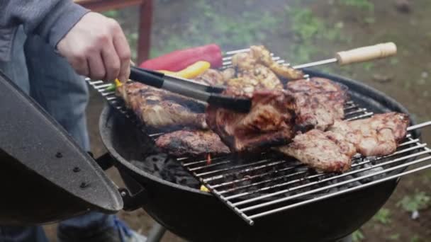 Jeune Homme Caucasien Retourne Steak Chaud Juteux Rôtissant Sur Gril — Video