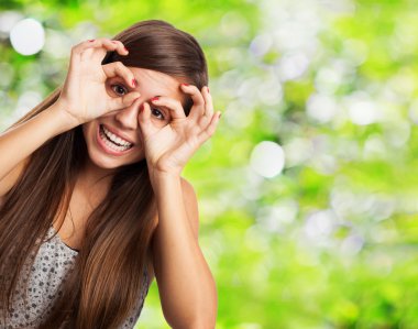 kadın gözlük jest yapıyor