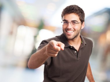 Yakışıklı genç adam.