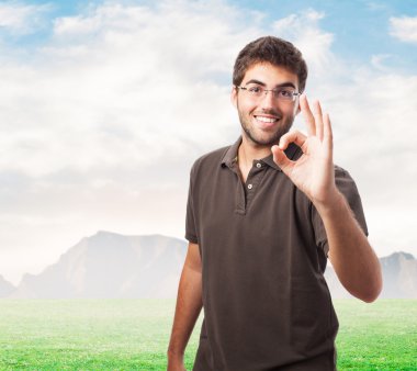 başarı sembolü yapan erkek