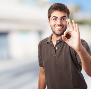 başarı sembolü yapan erkek