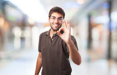 başarı sembolü yapan erkek