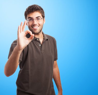 başarı sembolü yapan erkek