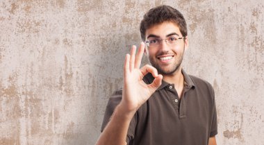 başarı sembolü yapan erkek