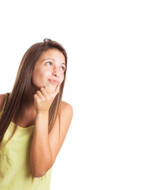 Genç kadın düşünüyor.