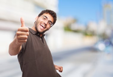 olumlu bir jest yapan erkek