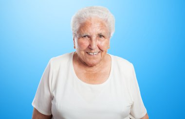 yaşlı kadın gülümsüyor