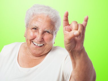 kadının rock bir jest yapması