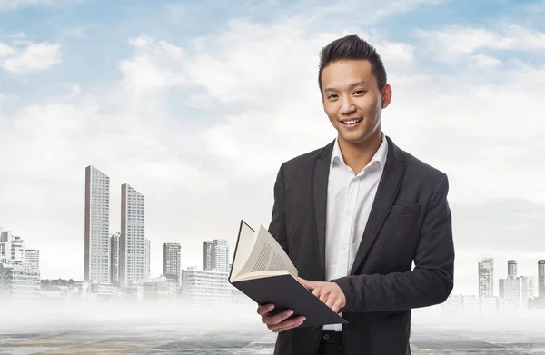 Asiatico uomo d'affari holding un libro — Foto Stock