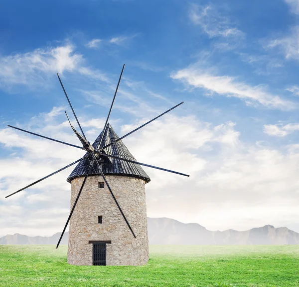 Moinho de vento no prado — Fotografia de Stock