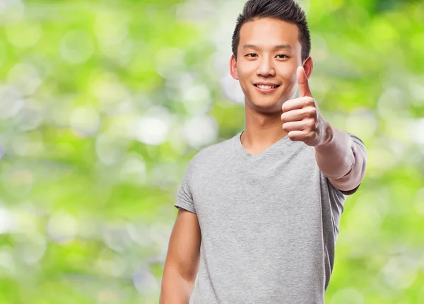 Asiático hombre con pulgar hacia arriba —  Fotos de Stock