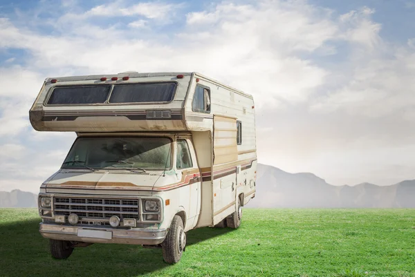 Vintage campista en el prado — Foto de Stock