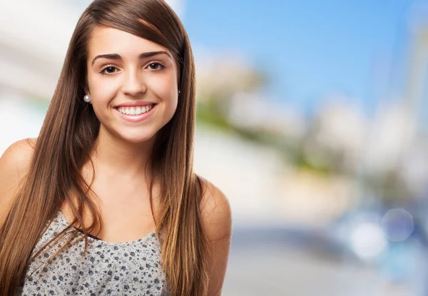 Jonge vrouw glimlachen — Stockfoto