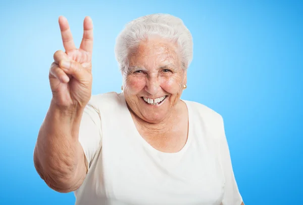 Mujer haciendo gesto de victoria —  Fotos de Stock