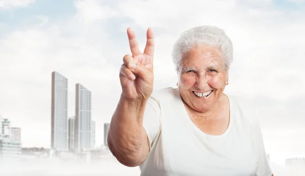 Frau macht Siegergeste — Stockfoto