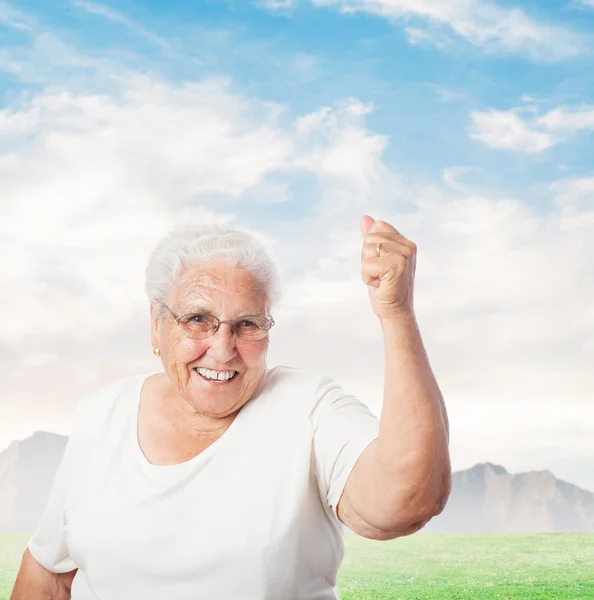 Vrouw doen winnaar gebaar — Stockfoto