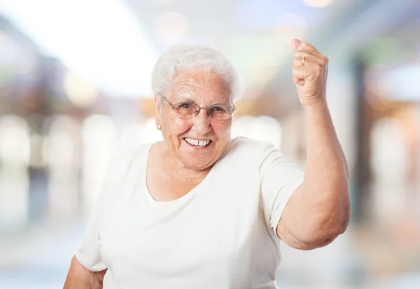 Mujer haciendo gesto ganador — Foto de Stock