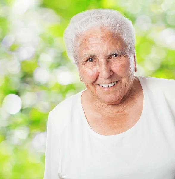 Starsza kobieta uśmiechając się — Zdjęcie stockowe
