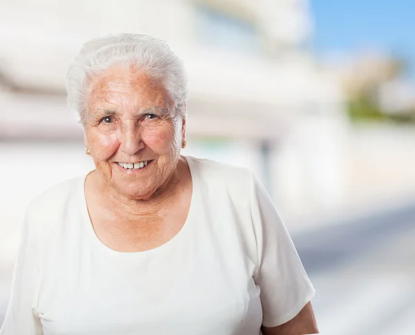 Ältere Frau lächelt — Stockfoto