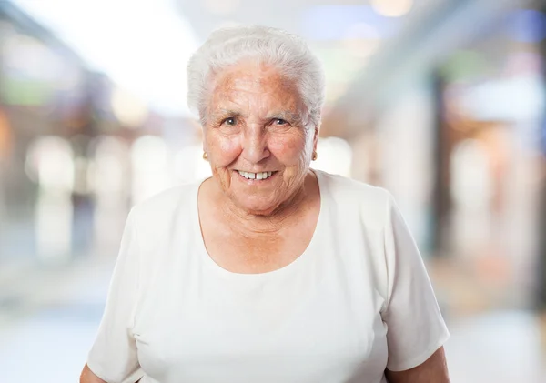Idősebb nő, mosolygós — Stock Fotó
