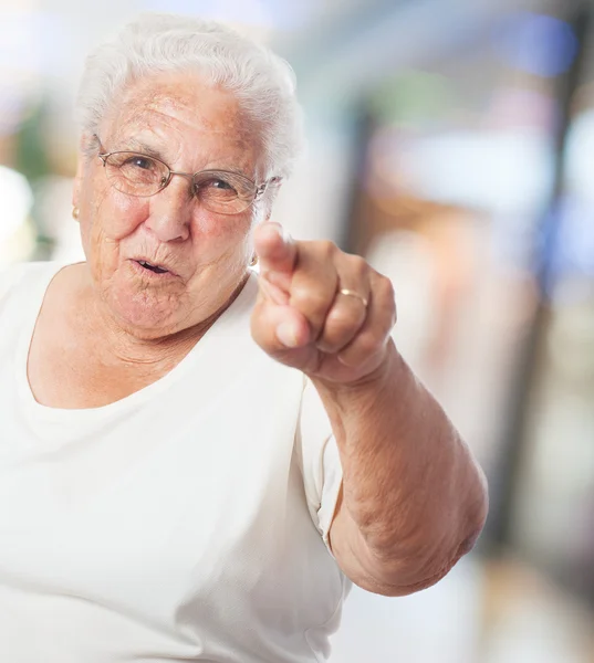 Ältere Frau zeigt an — Stockfoto