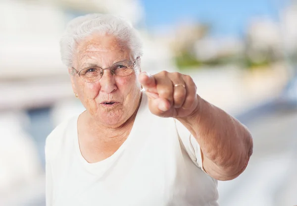 Mulher mais velha apontando — Fotografia de Stock