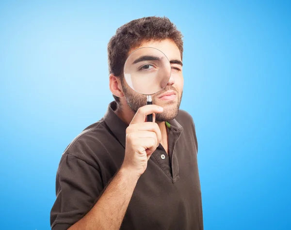 Hombre mirando a través de lupa — Foto de Stock