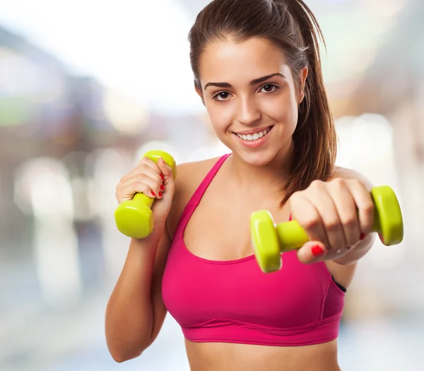 Chica haciendo ejercicio con pesas — Foto de Stock