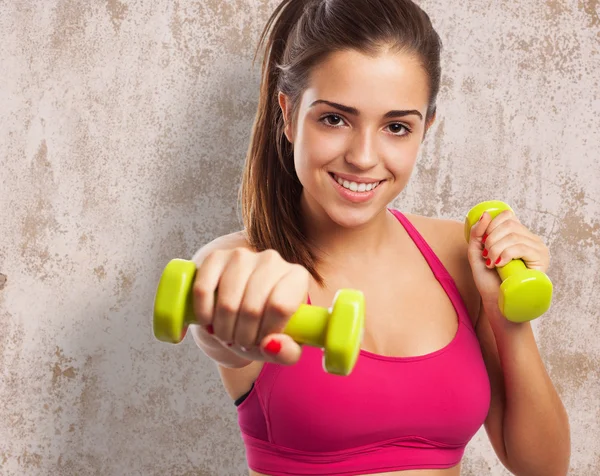 Chica haciendo ejercicio con pesas — Foto de Stock