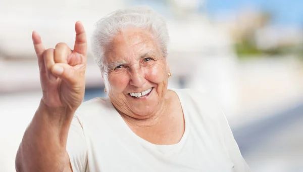 Frau macht eine Rock-Geste — Stockfoto