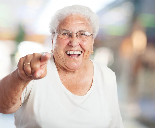 Starsza kobieta wskazując palcem — Zdjęcie stockowe
