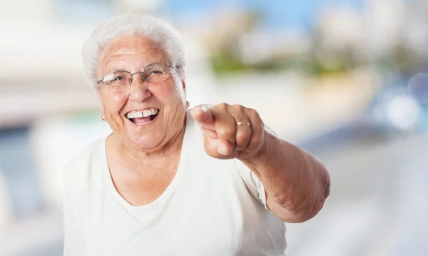 Mulher mais velha apontando com o dedo — Fotografia de Stock