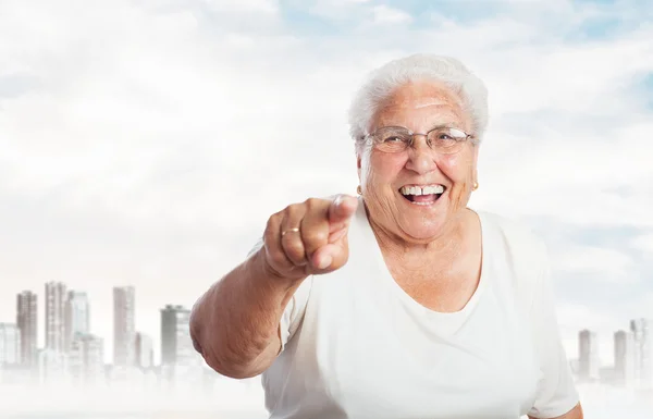 Parmak ile işaret eden yaşlı kadın — Stok fotoğraf